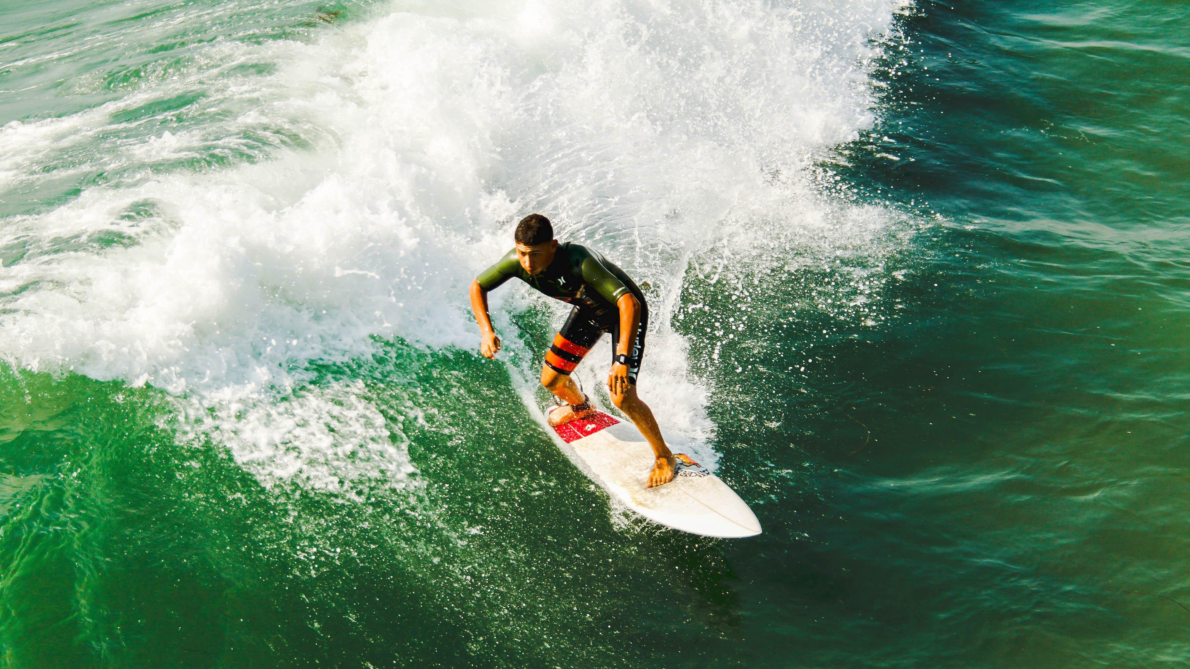 现场直击，国足训练场玩转滑草新花样 笑声中备战显团队活力